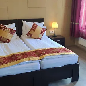 Sun-house Pension&restaurant -parkingfree- Praga